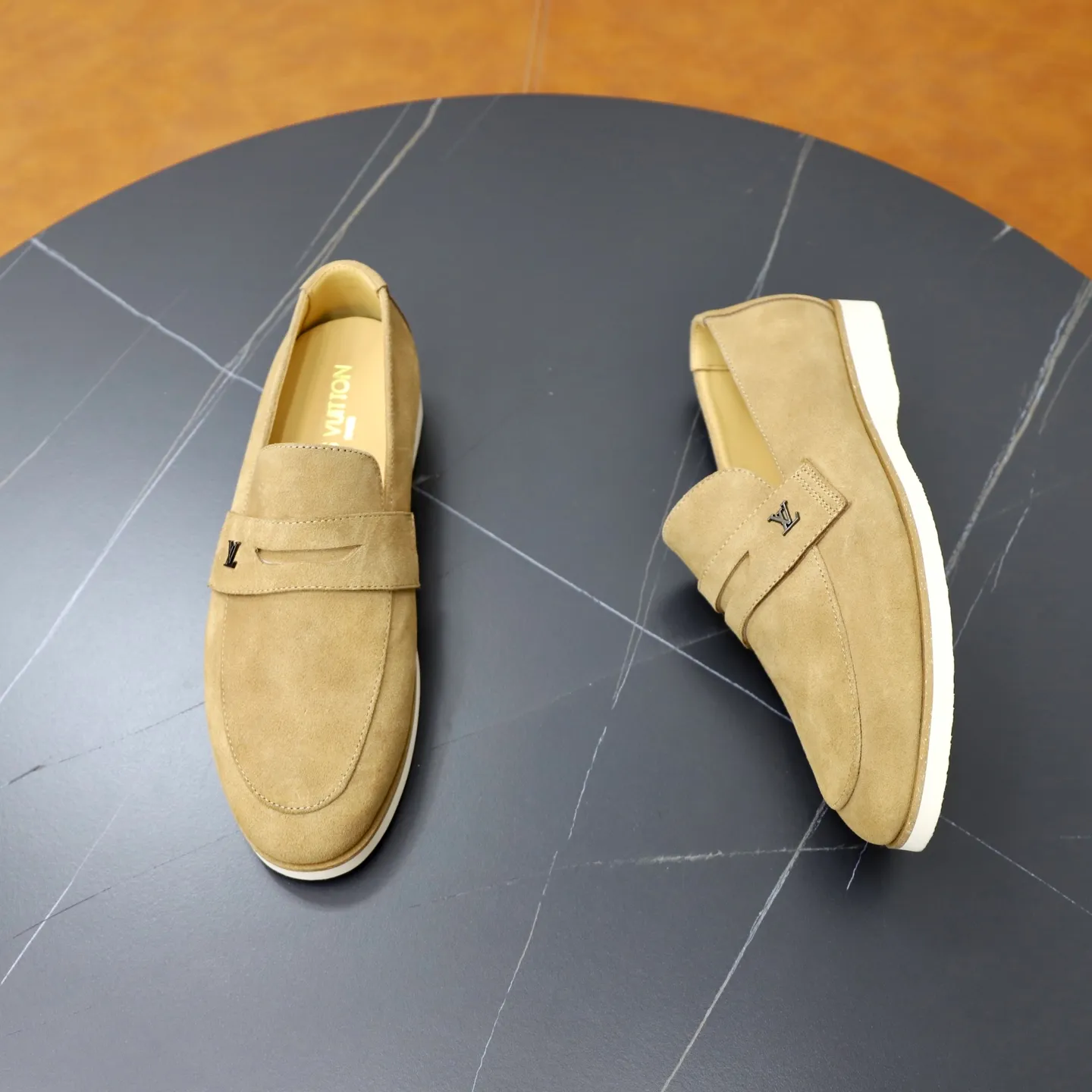 Ex-factory price: 442💰🙅‍♂️🙅‍♂️🙅‍♂️ Brand: LV Louis Vuitton Standard code: 38-44 (45 customized) Grade: Same as the official website Material: Original cow suede material stitching Comfortable and breathable cowhide lining Lightweight wear-resistant foam outsole Style category: Men's fashionable casual shoes Running sports shoes Distinguished luxury brand elements Top luxury color: actual picture color